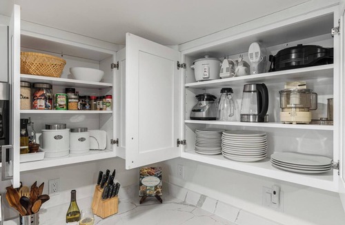 Victory Heights House | Creekside Retreat Pet-Friendly & Family Ready AC/BBQ Fast WiFi 1mi Light Rail = 15 min 2 Downtown