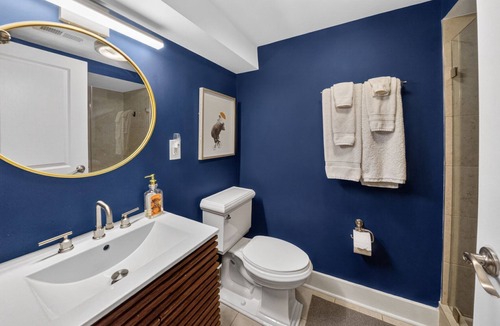 Crestwood Hotel | Crestwood Manor - An urban oasis with Free Parking