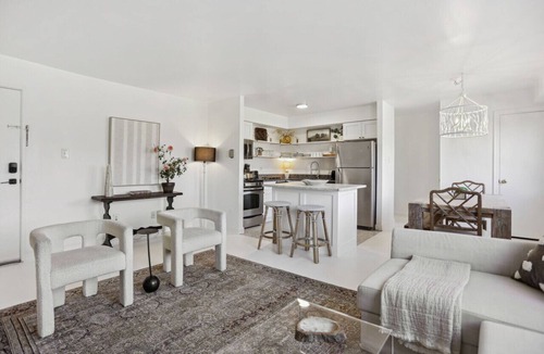Aurora Highlands Apartment | Crystal City Boutique Flats 2BR/Free Parking 204