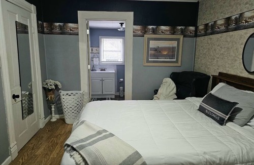 Eminence House | Cute and comfy bedroom with 1 queen bed/private bath