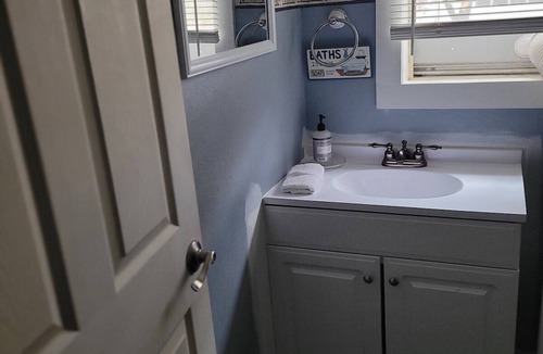 Eminence House | Cute and comfy bedroom with 1 queen bed/private bath