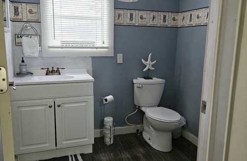 Eminence House | Cute and comfy bedroom with 1 queen bed/private bath