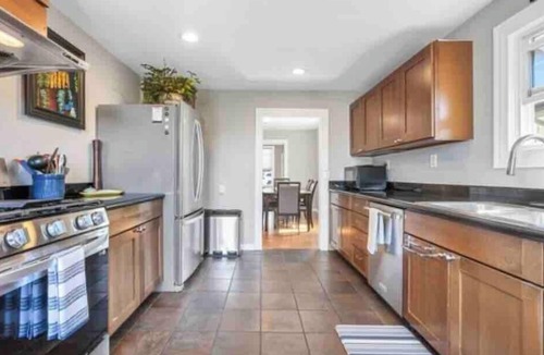 Mid-Beacon Hill House | Cute Cottage with Hot Tub near Lumen Field and T-Mobile Park