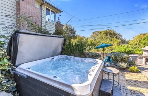 Mid-Beacon Hill House | Cute Cottage with Hot Tub near Lumen Field and T-Mobile Park