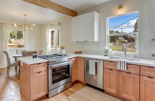 Highland Park Cottage | Cute West Seattle cottage; minutes to downtown w/A/C.