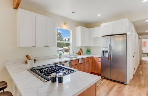Highland Park Cottage | Cute West Seattle cottage; minutes to downtown w/A/C.