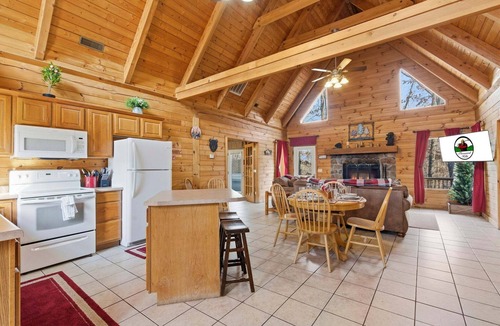 Branson Cedars Cabin | Dakota Cabin Hot Tub Retreat Near Thunder Ridge Sleeps 6