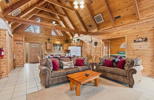 Branson Cedars Cabin | Dakota Cabin Hot Tub Retreat Near Thunder Ridge Sleeps 6