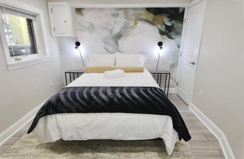 Hill East Apartment | Darling Apartment in Capitol Hill - TWO min to Metro