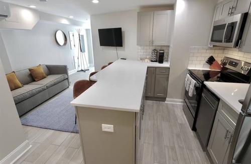 Hill East Apartment | Darling Apartment in Capitol Hill - TWO min to Metro!