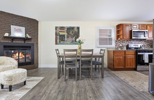 Des Plaines House | Dash: 4 Bdrms, 2.5 BA