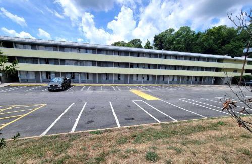 Huntington Hotel | Days Inn by Wyndham Alexandria South