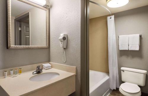 Avon By The Sea Hotel | Days Inn by Wyndham Cocoa Beach Port Canaveral