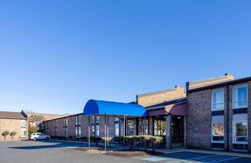 Lakeview Hotel | Days Inn by Wyndham Manassas Battlefield