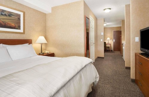 Cochrane Hotel | Days Inn & Suites by Wyndham Cochrane