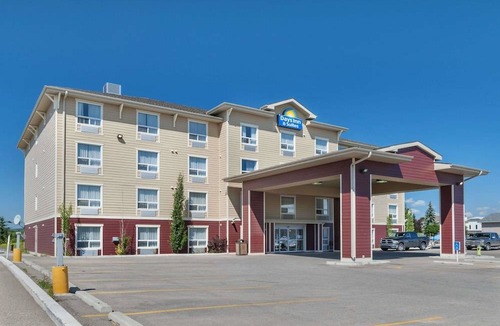 Cochrane Hotel | Days Inn & Suites by Wyndham Cochrane