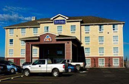 Cochrane Hotel | Days Inn & Suites by Wyndham Cochrane