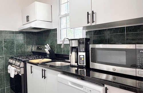 Douglas Park House | DC Getaway: Cozy 4BR Oasis by Metro & Airports