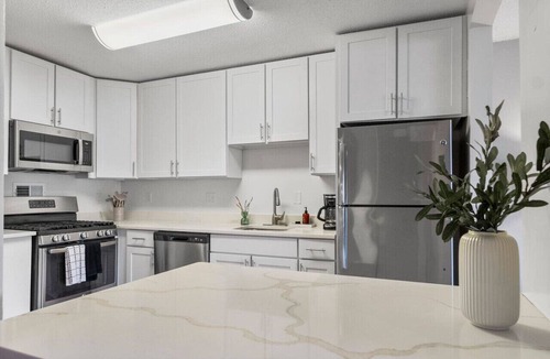 Crystal City Apartment | DC Launchpad Sleeps 8, Gym, Walk to Dining + Metro