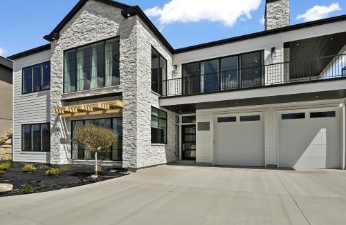 Heber House | Deer Valley views sleeps 16 hot tub deck gym