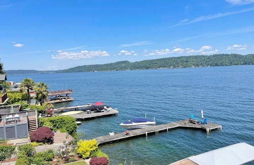 Matthews Beach House | Delightful 1-bedroom waterfront Studio with Private Lake Access