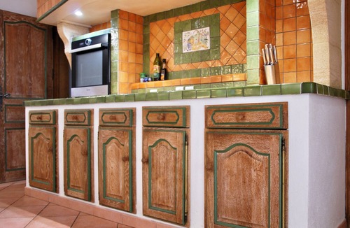 Bonifacio Villa | Description