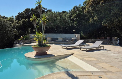 Bonifacio Villa | Description