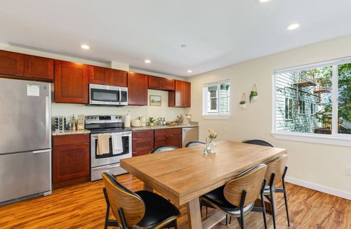 East Queen Anne Apartment | Designated Parking · AC · Walks to Space Needle/DT