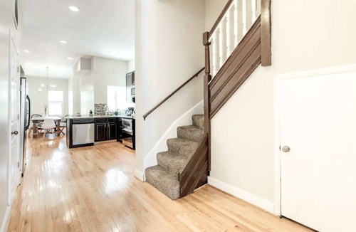 Downtown Baltimore House | Designer 5-bedroom townhouse w parking on premises