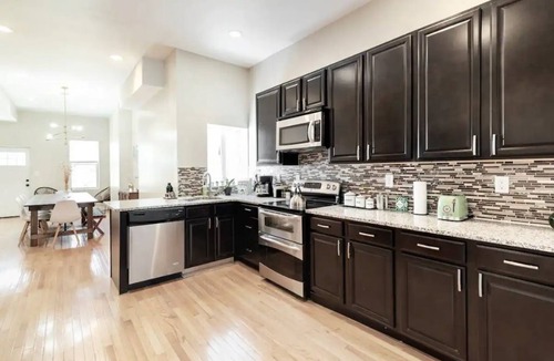 Downtown Baltimore House | Designer 5-bedroom townhouse w parking on premises