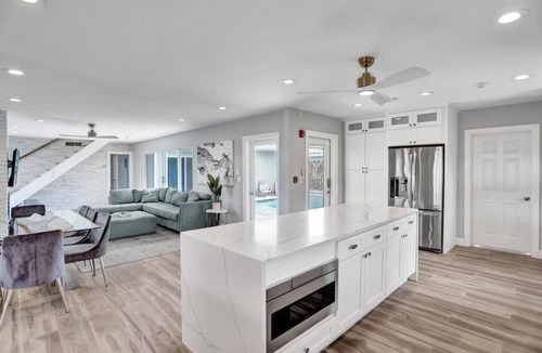 Cypress Lakes Villa | Designer 6 Bedroom | Game Room | 10 Min To Beach!