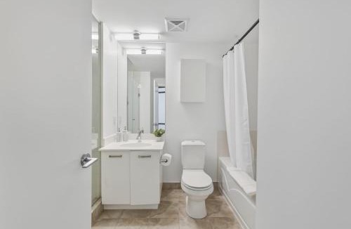 Bay Cloverhill Apartment | Designer Bay Street Condo Sleep 6