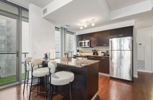 Bay Cloverhill Apartment | Designer Bay Street Condo Sleep 6