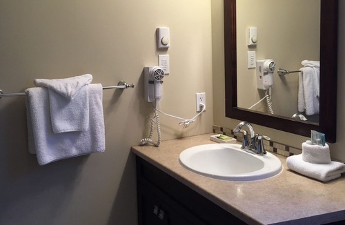 Regional District of Nanaimo Cottage | Designer cottage, sleeps 6, pool, hot tub. No Cleaning Fee. Max 14 nights