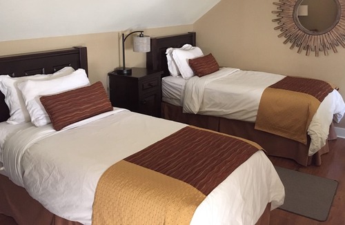 Regional District of Nanaimo Cottage | Designer cottage, sleeps 6, pool, hot tub. No Cleaning Fee. Max 14 nights