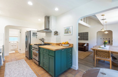 St. Helena House | Designer Saint Helena Home! Easy Walk to Downtown!