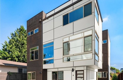 Judkins Park House | Designer Urban Retreat w/Rooftop Deck & Fireplace