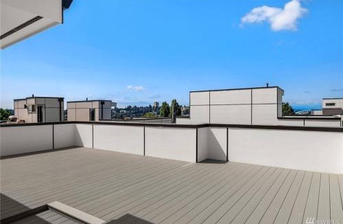 Judkins Park House | Designer Urban Retreat w Rooftop Deck & Fireplace