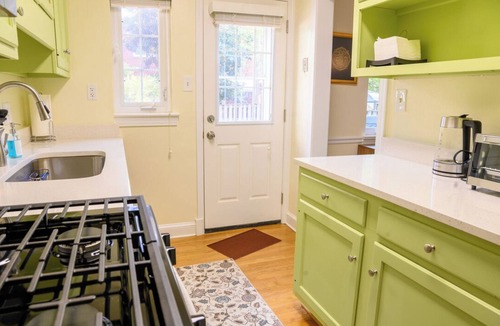 Northeast Alexandria House | Discover Alexandria's charm, just 10 minutes from D.C.'s monuments and museums