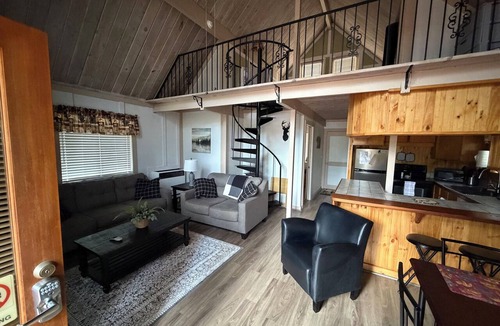 Munds Park Cabin | Dog Friendly Cute cabin on quiet lot with lots of pines.
