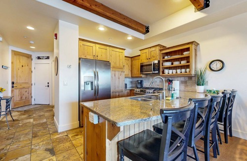 Kimball Junction Condo | Dog-friendly Newpark townhome with private hot tub, washer & dryer, & central AC
