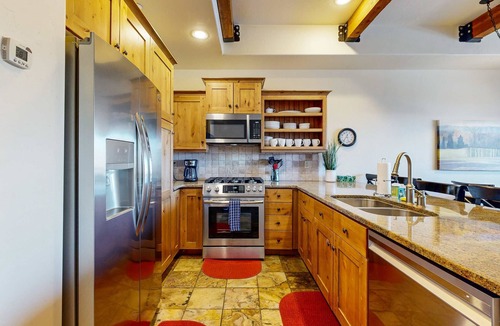 Kimball Junction Condo | Dog-friendly Newpark townhome with private hot tub, washer & dryer, & central AC