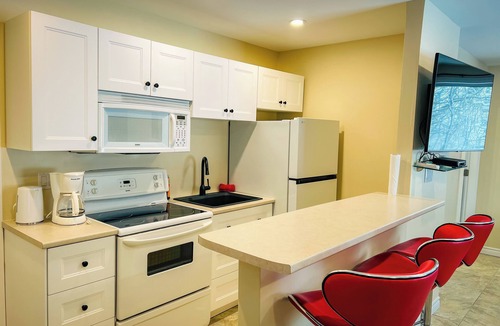 Pictou Hotel | Dolan's Inn & Suites