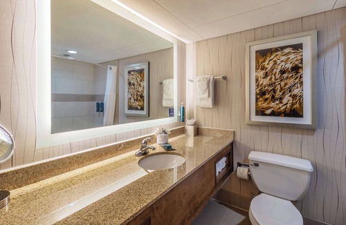 Lawrence Hotel | DoubleTree by Hilton Hotel Lawrence