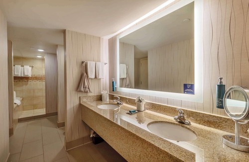Lawrence Hotel | DoubleTree by Hilton Hotel Lawrence