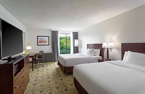 Strabane Hotel | DoubleTree by Hilton Washington Meadow Lands Casino Area