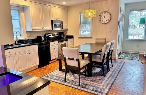 The Pines House | Downtown 6-bedrooms Pet friendly house&cottage, rooftop deck Offseasondiscounts