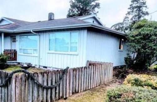 Long Beach House | Downtown Designer Duplex close to Beach! Spa Tub, Sunroom, Game Room, EV & more!