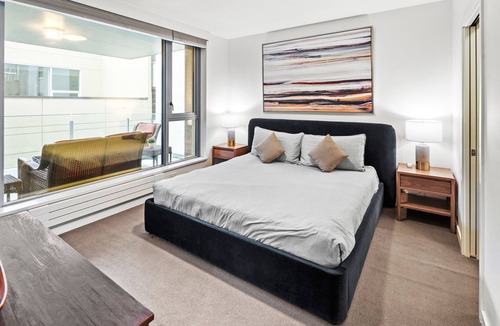 Downtown Victoria Condo | Downtown Executive Suite w/ secure parking