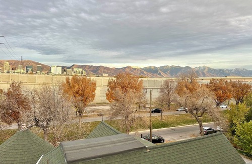 Poplar Grove House | Downtown retreat, rooftop patio, EV charger, games, stocked kitchen, TVs/desks